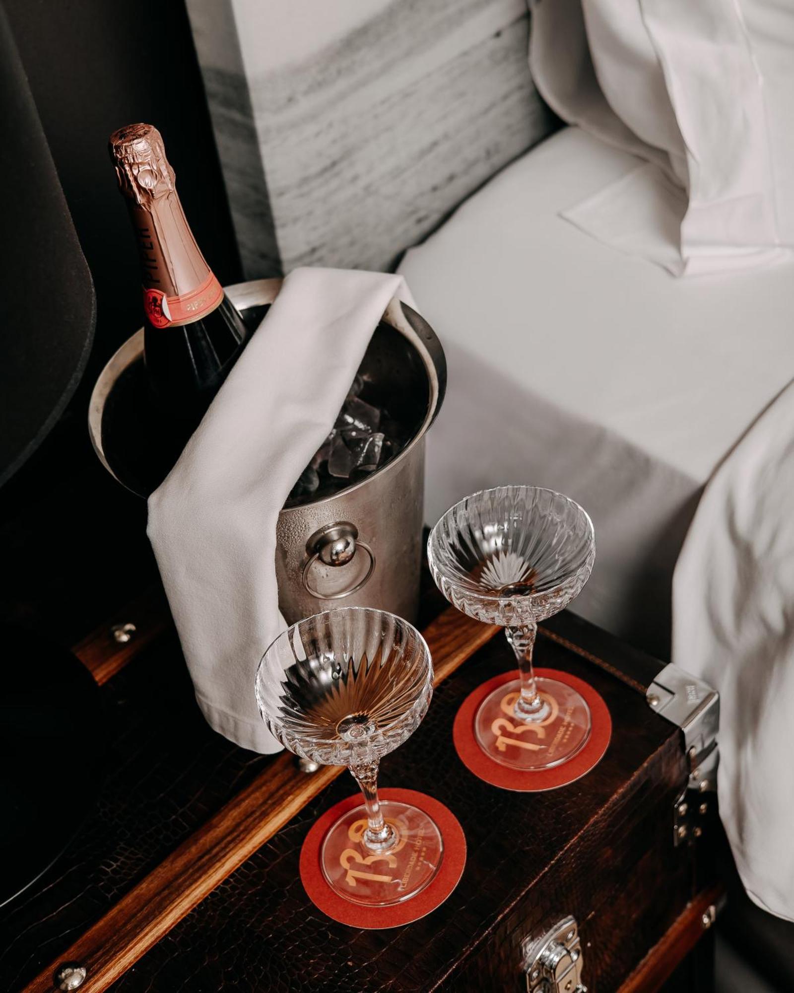 138 Liberdade Hotel Лісабон Екстер'єр фото Champagne in a cooler